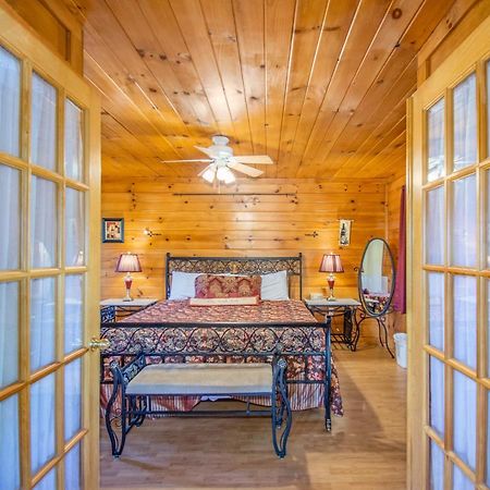 Ladybug Resort Romantic Cabin With Mountain Views, Game Room, Close To Dollywood Sevierville Exterior photo