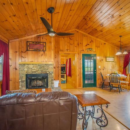 Ladybug Resort Romantic Cabin With Mountain Views, Game Room, Close To Dollywood Sevierville Exterior photo