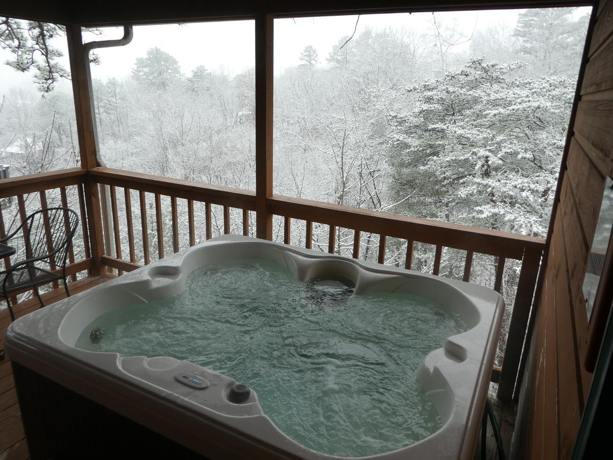 Ladybug Resort Romantic Cabin With Mountain Views, Game Room, Close To Dollywood Sevierville Exterior photo