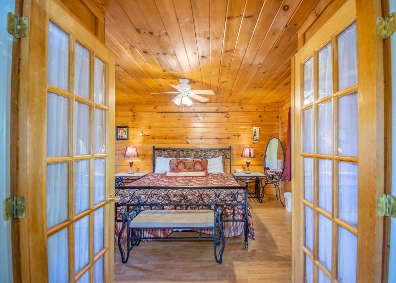 Ladybug Resort Romantic Cabin With Mountain Views, Game Room, Close To Dollywood Sevierville Exterior photo