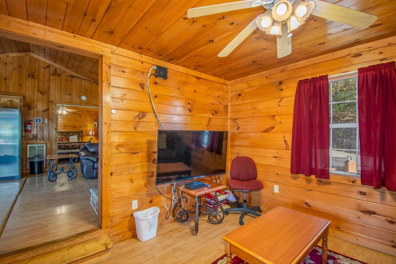 Ladybug Resort Romantic Cabin With Mountain Views, Game Room, Close To Dollywood Sevierville Exterior photo