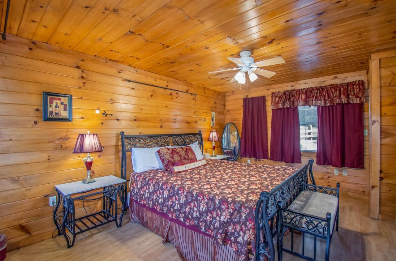 Ladybug Resort Romantic Cabin With Mountain Views, Game Room, Close To Dollywood Sevierville Exterior photo
