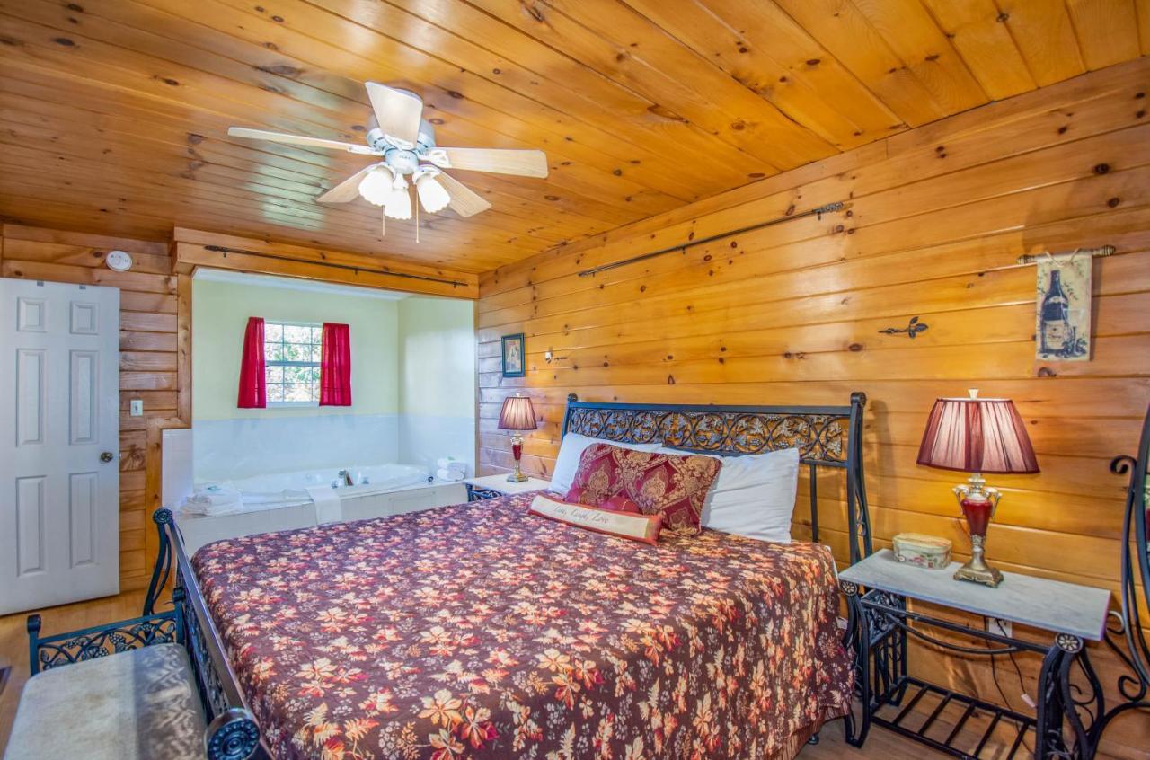 Ladybug Resort Romantic Cabin With Mountain Views, Game Room, Close To Dollywood Sevierville Exterior photo