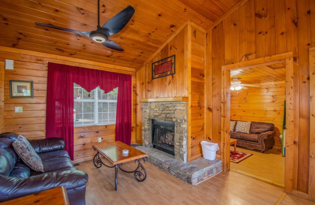Ladybug Resort Romantic Cabin With Mountain Views, Game Room, Close To Dollywood Sevierville Exterior photo