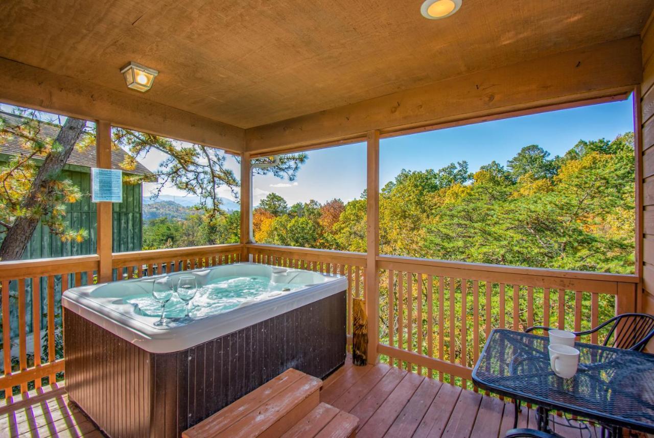 Ladybug Resort Romantic Cabin With Mountain Views, Game Room, Close To Dollywood Sevierville Exterior photo