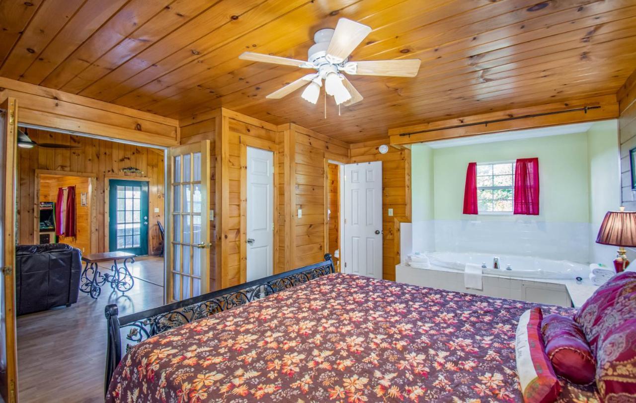 Ladybug Resort Romantic Cabin With Mountain Views, Game Room, Close To Dollywood Sevierville Exterior photo