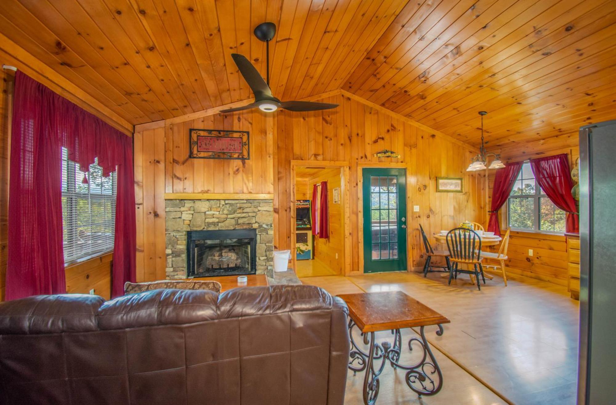 Ladybug Resort Romantic Cabin With Mountain Views, Game Room, Close To Dollywood Sevierville Exterior photo