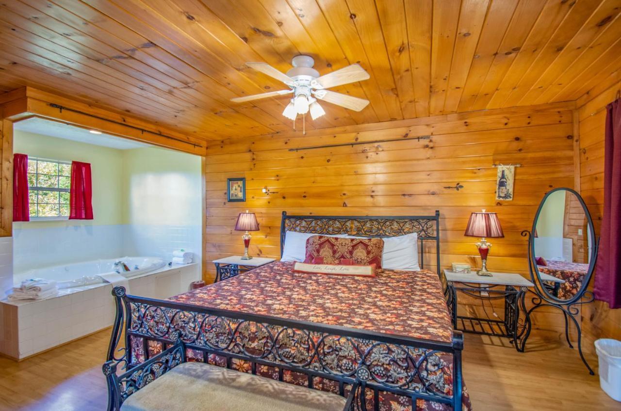 Ladybug Resort Romantic Cabin With Mountain Views, Game Room, Close To Dollywood Sevierville Exterior photo