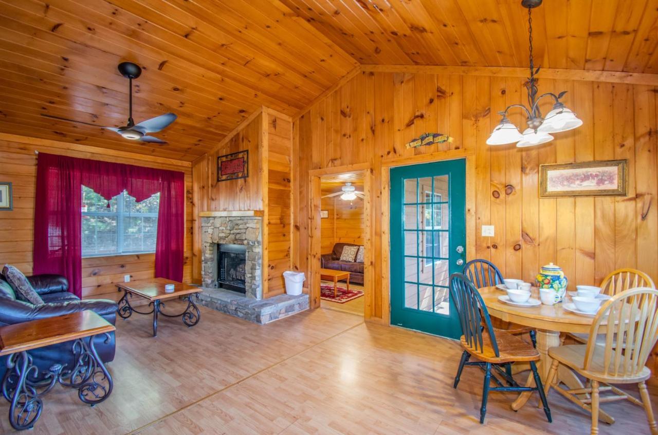 Ladybug Resort Romantic Cabin With Mountain Views, Game Room, Close To Dollywood Sevierville Exterior photo